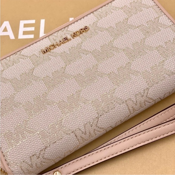 Michael Kors Jet Set Travel Wallet
Phone Case Wristlet Natural Multi Color - Picture 3 of 12